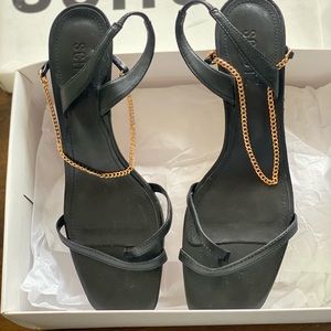 Schutz black straps sandals with a gold chain straps. Only use it 2 times